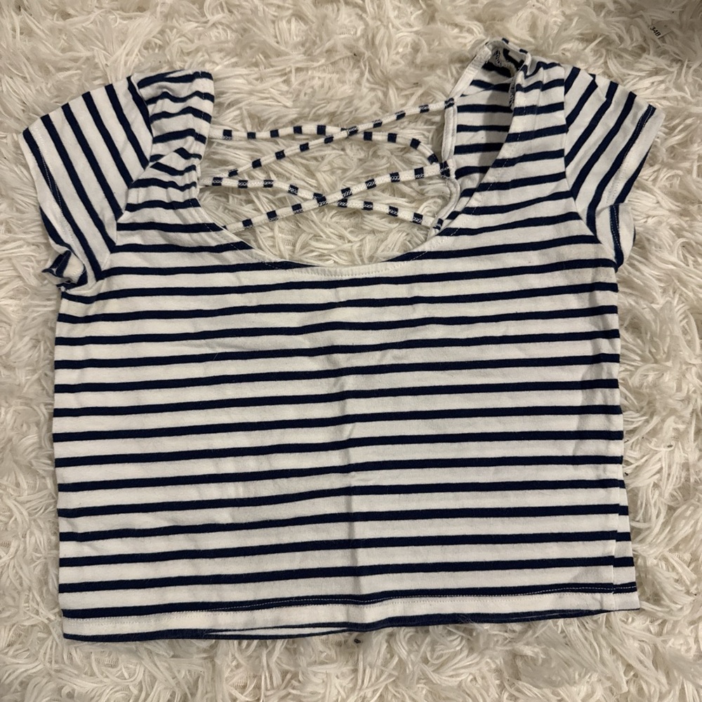 Medium crop top shirt with criss-crossed back